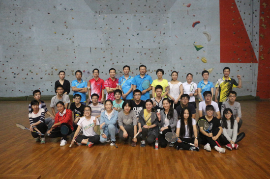 beat365官网院直党支部与“结对”学生党支部羽毛球友谊赛顺利举行