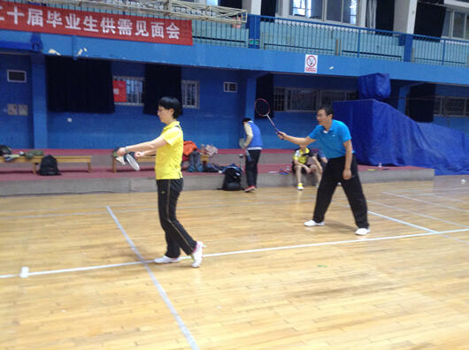 beat365官网师生羽毛球友谊赛顺利举行
