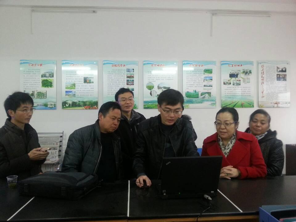 beat365英国官网网站为理论热点“面对面”对点帮扶单位英山县乌云山赠送电脑