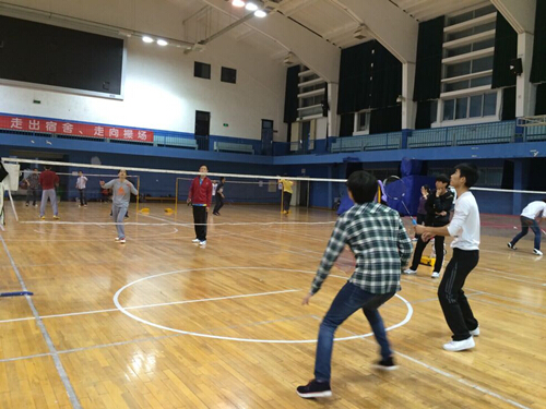beat365官网师生羽毛球友谊赛顺利举行