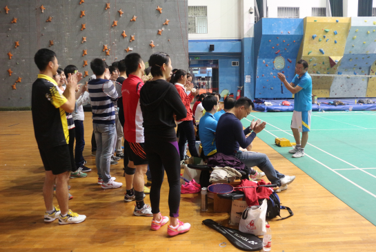 beat365官网院直党支部与“结对”学生党支部羽毛球友谊赛顺利举行