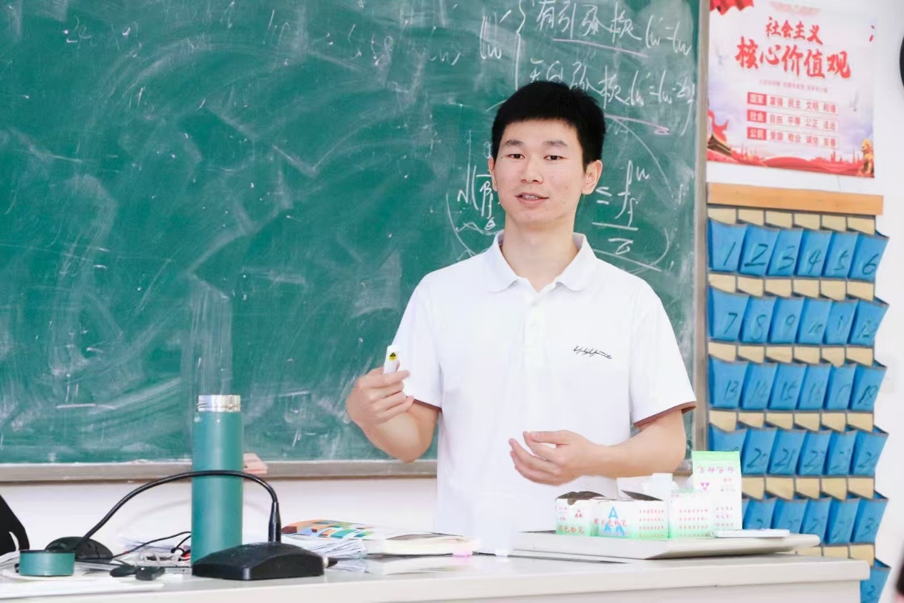 曹宇   硕士